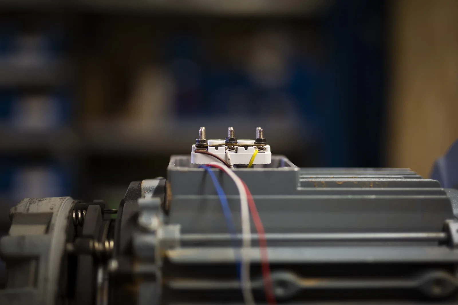 Plaque à bornes d'un moteur électrique triphasé et ses barrettes de couplage, atelier TCA Industries à Clermont-Ferrand