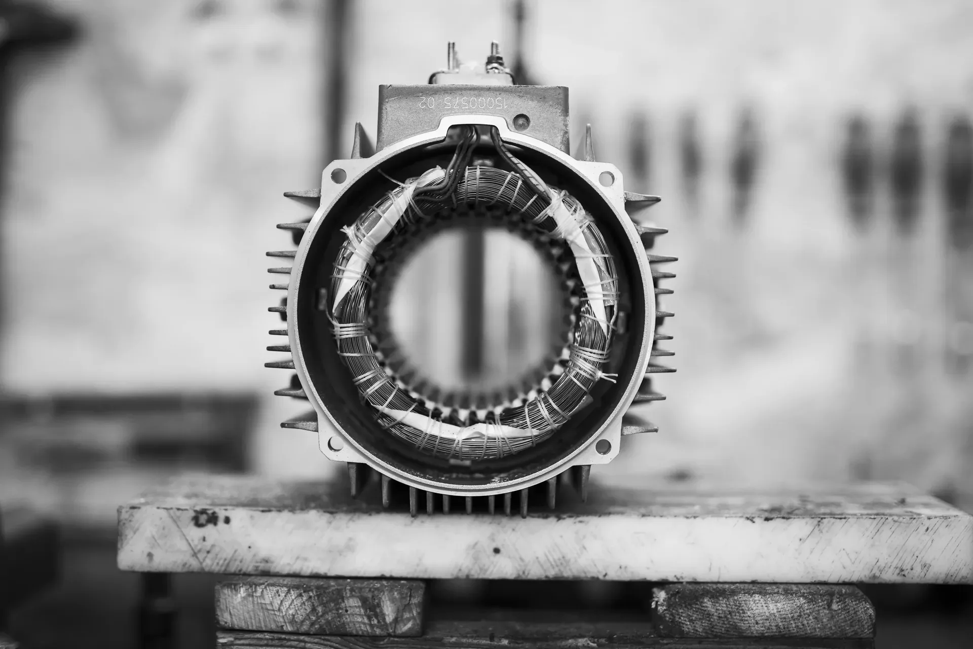 Stator de moteur électrique en cours de rebobinage dans l'atelier TCA Industries à Clermont-Ferrand