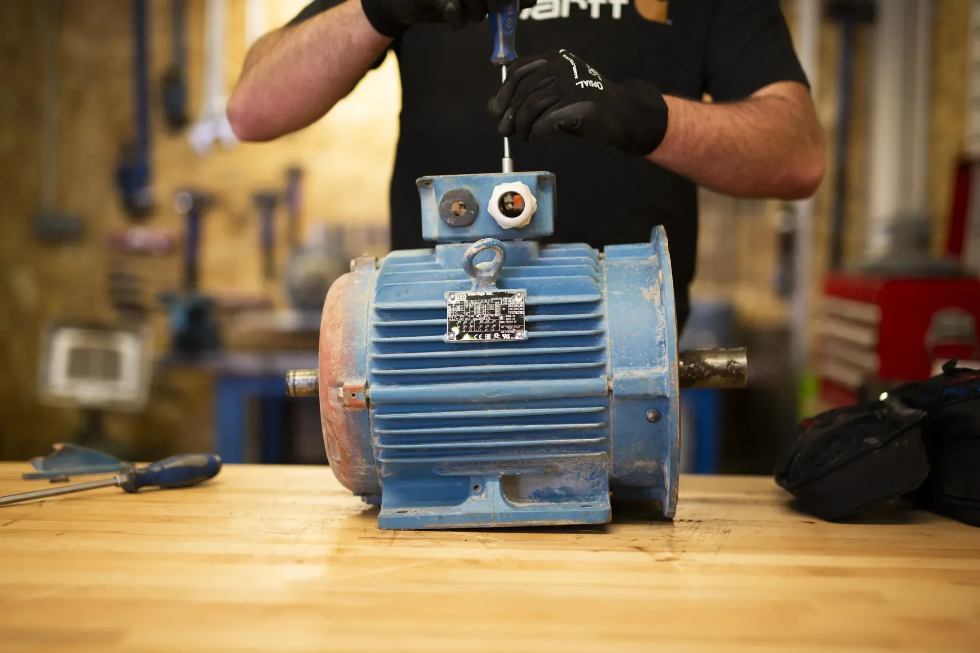 Technicien de l'atelier TCA Industries à Clermont-Ferrand en cours de réparation d'un moteur électrique monophasé